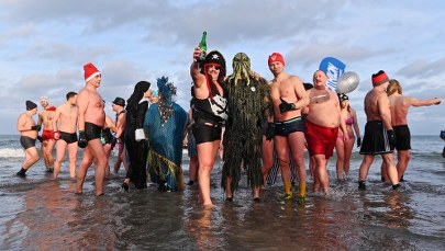 Ponad 150 uczestników kąpieli w Bałtyku. Gdańskie morsy powitały Nowy Rok 