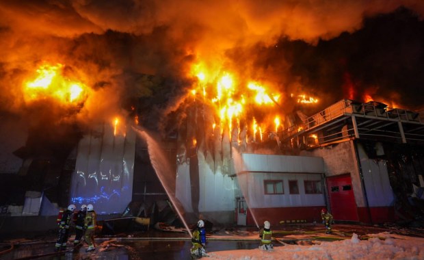 Ponad 170 strażaków w akcji. Trwa walka z pożarem hali w Sosnowcu