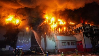 Ponad 170 strażaków w akcji. Trwa walka z pożarem hali w Sosnowcu