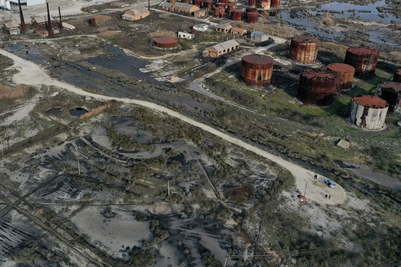 Ponad 18 tys. metrów kwadratowych ziemi w albańskiej wiosce Zharrez jest zanieczyszczonych pozostałościami przemysłu naftowego, w wyniku opuszczenia i degradacji starej infrastruktury, wybudowanej około lat 70-tych przez reżim komunistyczny /ADNAN BECI /AFP
