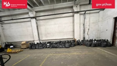 Ponad 180 tys. szt. papierosów ukrytych za kaloryferem i ponad tona tytoniu pod podłogą