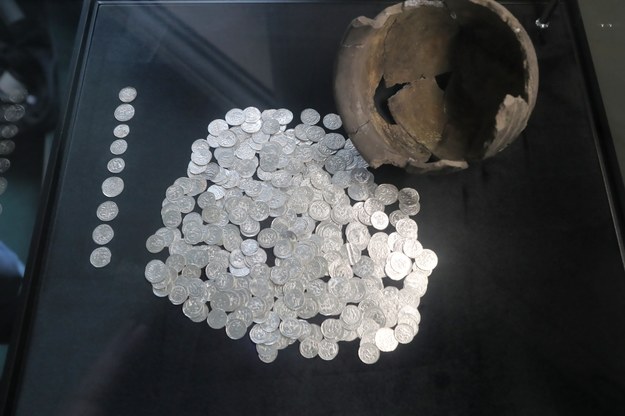 Ponad 1800 monet z okresu rozbicia dzielnicowego. Skarn znaleziony przez eksploratorów w Trójcy koło Zawichostu /Roman Zawistowski /PAP