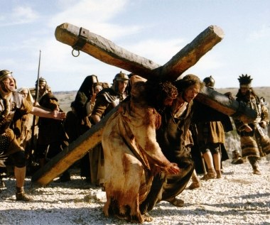 Ponad 2 tygodnie trwało kręcenie scen ukrzyżowania, podczas których musiał wnosić ponad pięćdziesięciokilogramowy krzyż (co i tak jest tylko połową ciężaru prawdziwego krzyża) na Golgotę, a potem wisieć na nim. 

Caviezel stosował specjalny trening przygotowujący, polegający na wytrzymywaniu 10 minut w przysiadzie przy ścianie i podnoszeniu ciężarów, by wzmocnić plecy. Na planie filmowym w środku włoskiej zimy występował jedynie w przepasce na biodra, często był tak zziębnięty, że nie mógł mówić. Niejednokrotnie trzeba było ogrzewać mu twarz i usta, by mógł nimi poruszać.