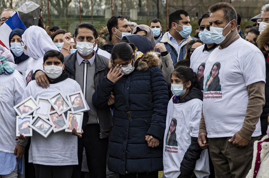 Ponad 2 tys. osób zgromadziło się w miejscowości Argenteuil na marszu upamiętniającym 14-letnią uczennicę /IAN LANGSDON /PAP/EPA