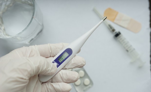 Ponad 2 tys. zakażeń koronawirusem, zmarło 96 chorych na Covid-19