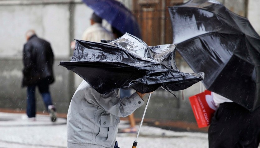 Ponad 2 tysiące mieszkańców bez prądu. Wichura szaleje na północy Polski