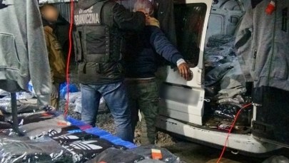 Ponad 200 busów wypełnionych „podróbkami” wartymi 52 mln zł. Handlarze zatrzymani