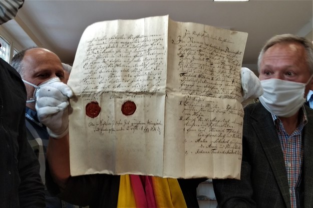 Ponad 200-letnie dokumenty w kapsule czasu w Ziębicach. Były ukryte w kościelnej wieży /Bartłomiej Paulus /RMF MAXX
