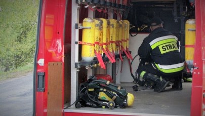 Ponad 200 pojemników z chemikaliami na prywatnej posesji