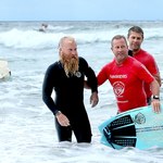 Ponad 30 godzin na desce surfingowej. Australijczyk pobił rekord świata