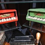 Ponad 300 miniaturowych pianin na wystawie. Można na nich grać!