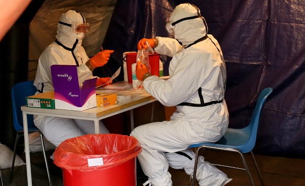 Ponad 39 tys. nowych zakażeń koronawirusem, nie żyje 239 chorych na Covid-19