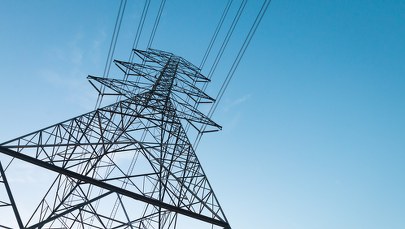 Ponad 4 tys. odbiorców było bez prądu. Wiatr zepchnął autobus z drogi 