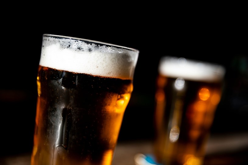 Ponad 40 proc. Polaków nie widzi problemu w sprzedaży piwa bezalkoholowego osobom nieletnim /AFP