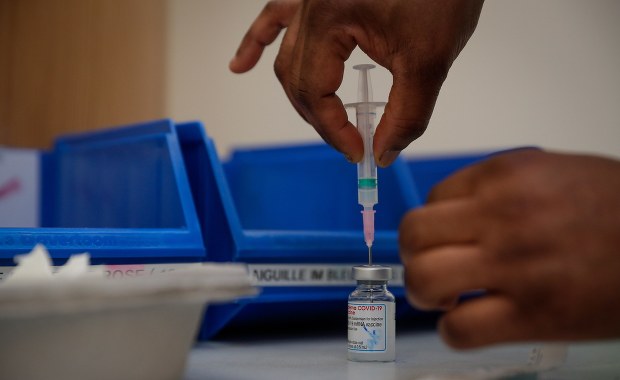 Ponad 40 tys. chorych na Covid-19 zmarło od początku epidemii w Polsce. Jest decyzja ws. działalności szkół [RAPORT]