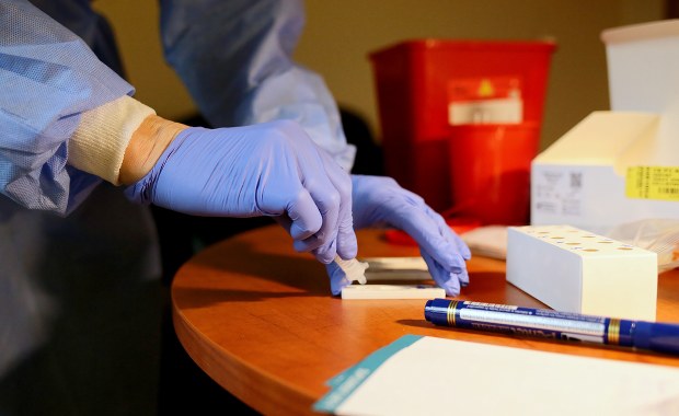 Ponad 47,5 tys. nowych zakażeń koronawirusem, zmarło 246 chorych na Covid-19