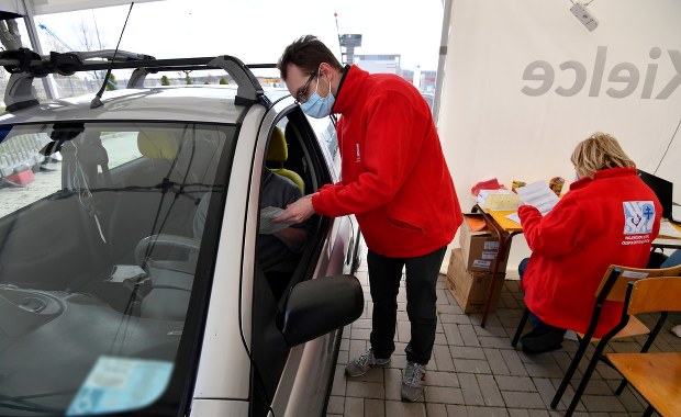 Ponad 4700 nowych zakażeń koronawirusem. Nie żyje 421 osób 