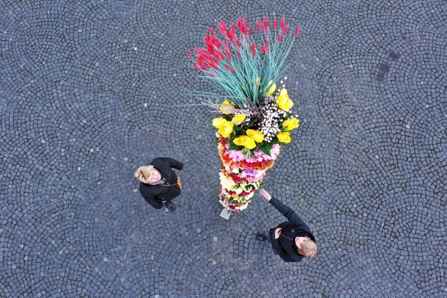 Ponad 5-metrowa palma wielkanocna stanęła na rynku w Koźminku. Na zdjęciu palma z 2021 r. /Tomasz Wojtasik /PAP