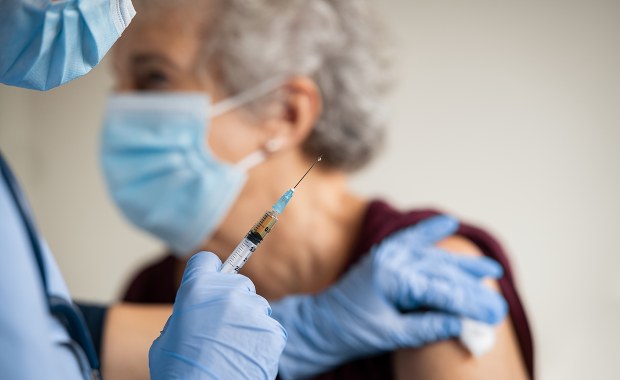 Ponad 5 tys. nowych zakażeń koronawirusem, zmarła jedna osoba chora na Covid-19