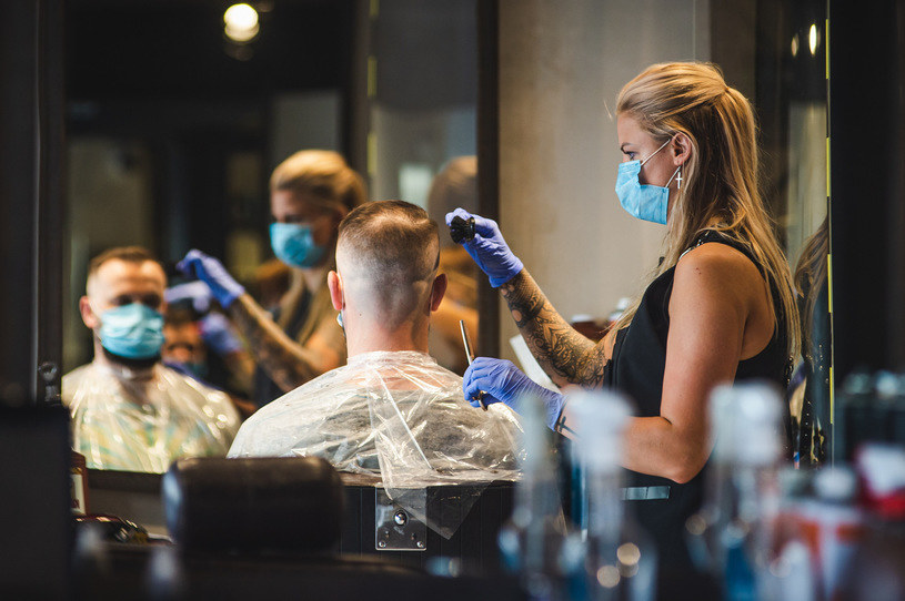 Ponad 50 procent Polaków nie chce ponownego zamykania salonów fryzjerskich i kosmetycznych /Karol Makurat /Reporter