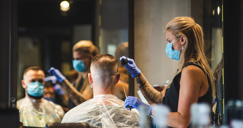 Ponad 50 procent Polaków nie chce ponownego zamykania salonów fryzjerskich i kosmetycznych /Karol Makurat /Reporter