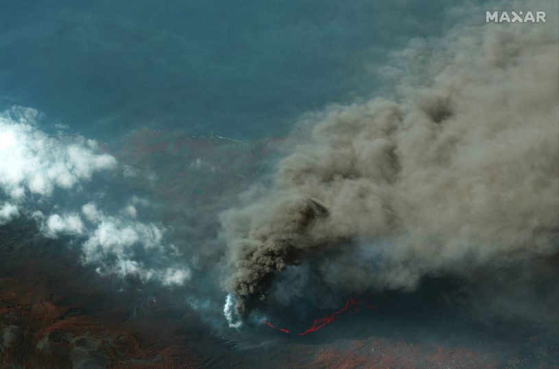 Ponad 50 trzęsień ziemi związanych z erupcją wulkanu Cumbre Vieja /foto: SATELLITE IMAGE 2021 MAXAR TECHNOLOGIES /PAP/EPA