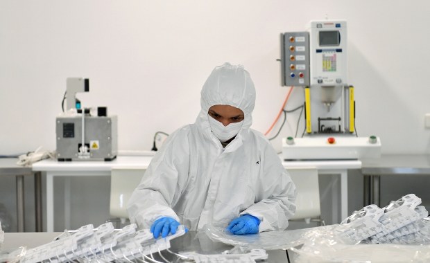 Ponad 56 tys. nowych zakażeń koronawirusem, nie żyje 318 chorych na Covid-19