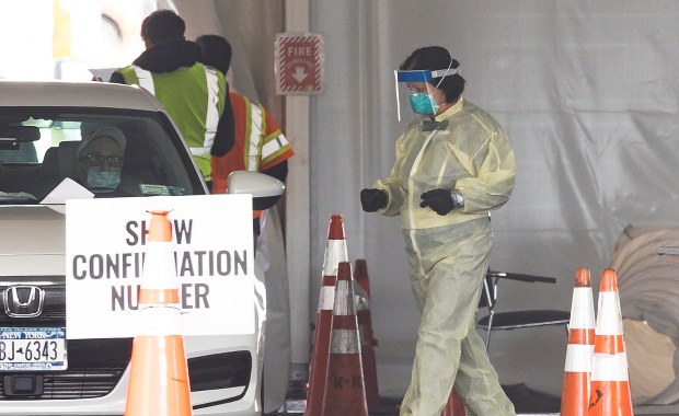 Ponad 60 mln przypadków koronawirusa na świecie. Niemcy przedłużą częściowy lockdown [RELACJA]