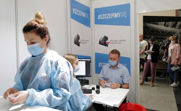 Ponad 7,3 mln osób w Polsce jest w pełni zaszczepionych przeciwko Covid-19 