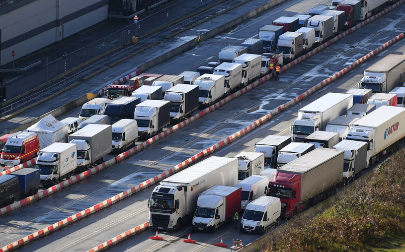 Ponad 700 ciężarówek już opuściło Dover. Około 5000 czeka na wyjazd / 	ANDY RAIN    /PAP/EPA