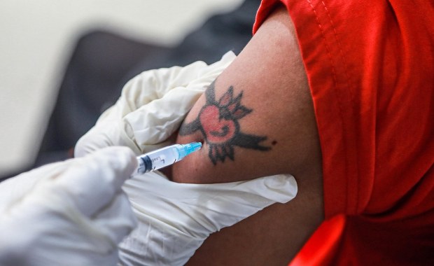 Ponad 800 nowych zakażeń koronawirusem