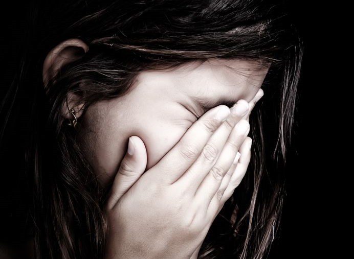 Ponad jedna trzecia dziewcząt w wieku 15-17 lat ofiarą przemocy seksualnej /123RF/PICSEL