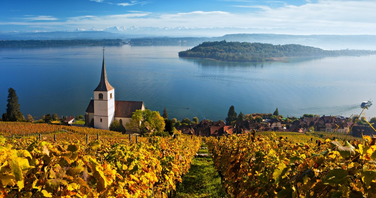 Ponad miejscowością Ligerz góruje wieża tutejszego kościoła /Switzerland Tourism