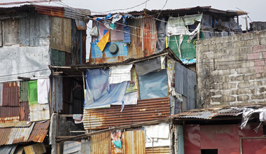 Ponad miliard ludzi żyje w slumsach. Jeden kraj zwraca uwagę