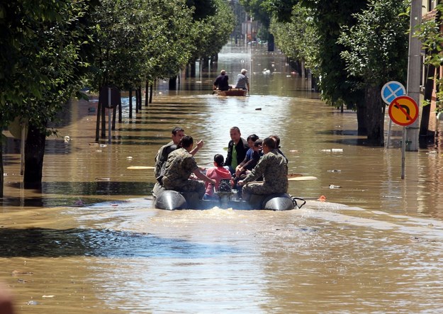 Ponad milion mieszkańców ucierpiało w powodziach /FEHIM DEMIR /PAP/EPA