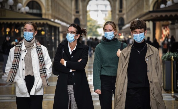 Ponad milion zakażeń w Hiszpanii. Rosja chce stworzyć szczepionkę na grypę i koronawirusa [RAPORT DNIA]