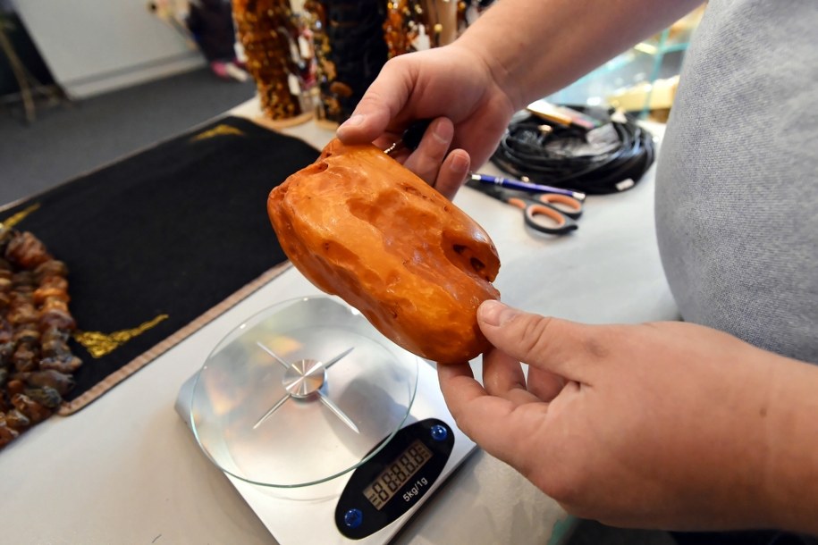 Ponad półkilogramowy bursztyn, znaleziony w Kołobrzegu / 	Marcin Bielecki    /PAP