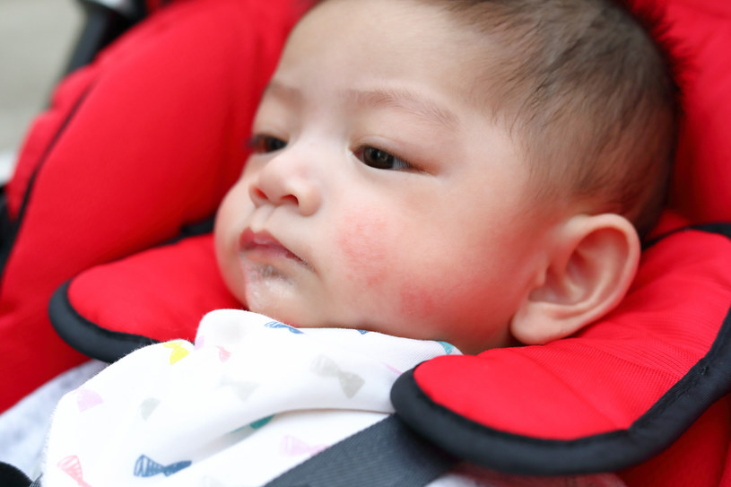 Ponad połowa niemowląt ma problem z ulewaniem /123RF/PICSEL