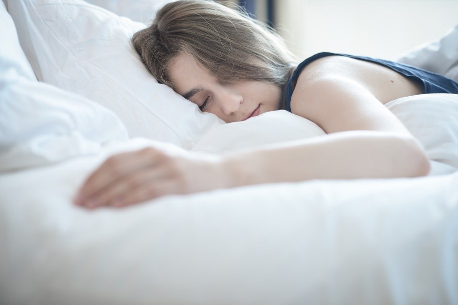 Ponad połowa osób pracujących na nocne zmiany cierpi na zaburzenia snu /Archiwum Turczyk /PAP