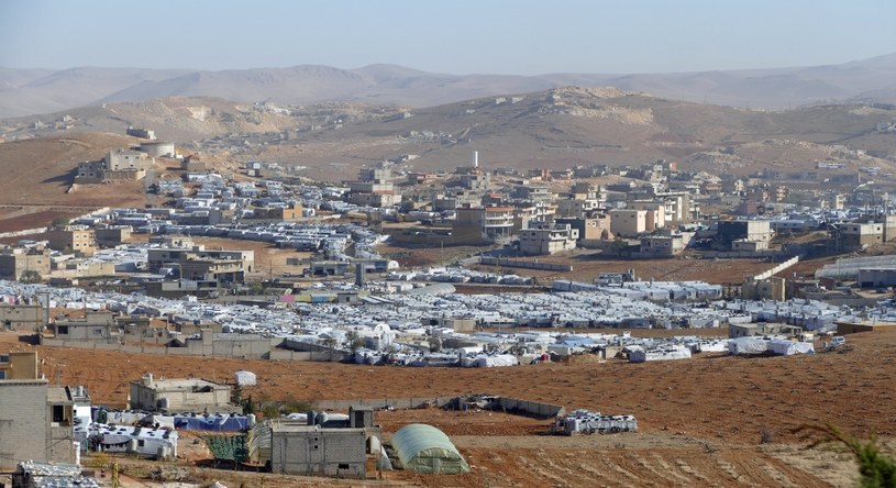 Ponad połowa Syryjczyków z Arsal i okolic żyje w namiotach - to te szaro-niebieskie skupiska obiektów na zdjęciu /Marcin Ogdowski /INTERIA.PL