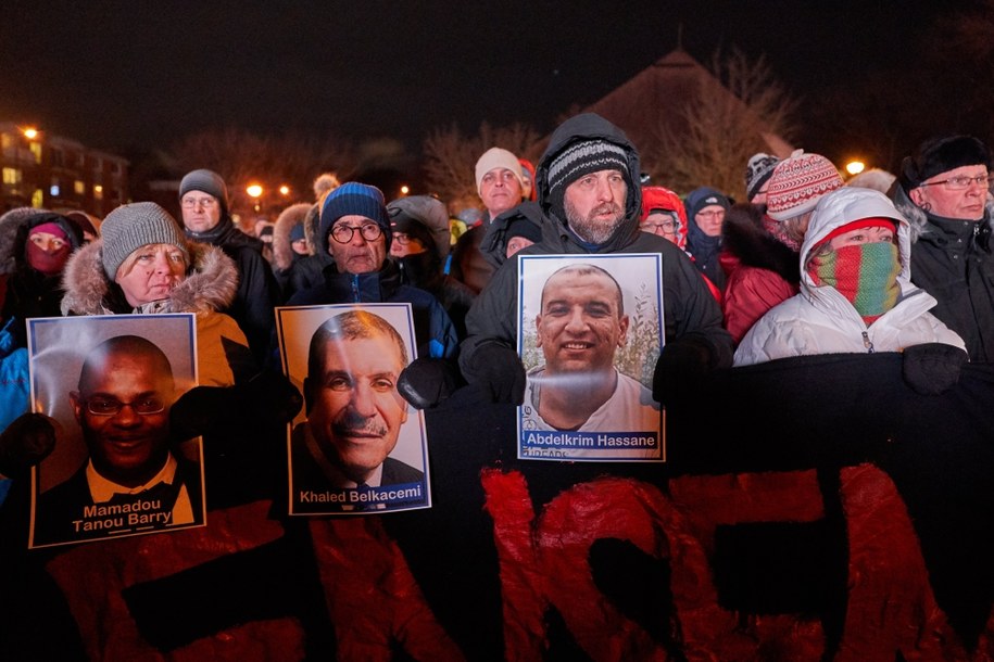 Ponad rok temu Bissonnette wszedł do meczetu po ostatnich modłach i zaczął strzelać do grupy ok. 50 muzułmanów, zabijając sześciu mężczyzn w wieku 39-60 lat i raniąc 35 osób. /ANDRE PICHETTE /PAP/EPA