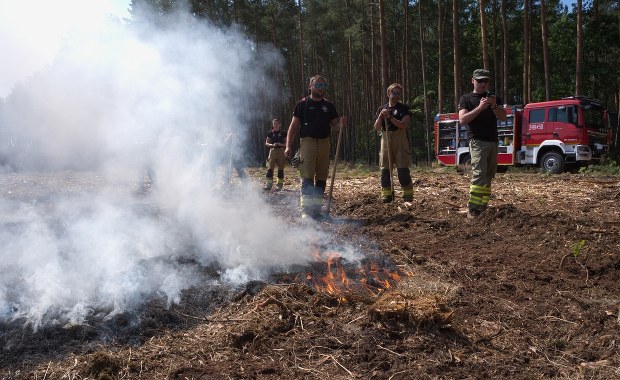 Ponad stu strażaków w akcji, samoloty, śmigłowiec i drony. Wielki pożar w Pomorskiem