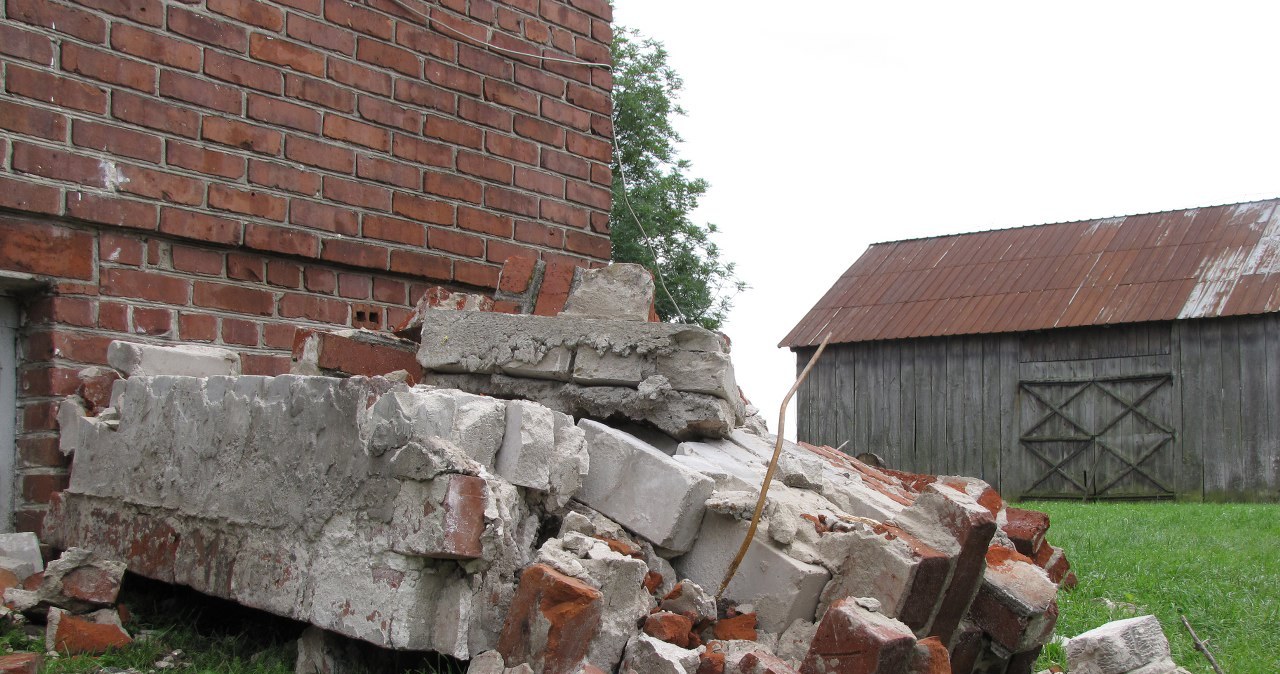 Ponad stuletni świerk zwalił się na dom