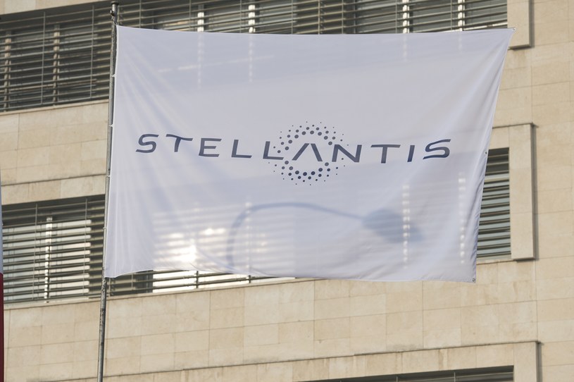 Ponad tysiąc samochodów koncernu Stellantis zakupionych w Polsce musi wrócić do serwisu /Stefano Guidi /Getty Images