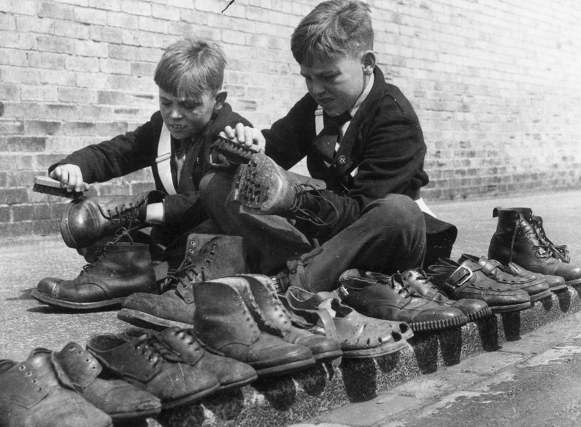 Ponadczasowe fasony męskiego obuwia nie różnią się od tych, które produkowano kilkadziesiąt lat temu /Getty Images/Flash Press Media