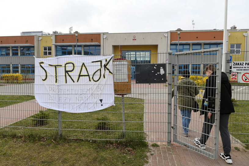Poniedziałek 8 kwietnia to pierwszy dzień strajku nauczycieli; na zdjęciu Szkoła Podstawowa nr 12 w Gdańsku / 	Adam Warżawa    /PAP