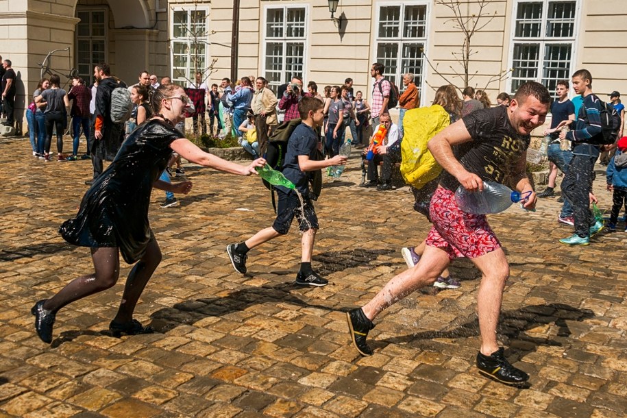 Poniedziałek Wielkanocny to czas radości, rodzinnych spotkań i tradycyjnego śmigusa-dyngusa /Shutterstock