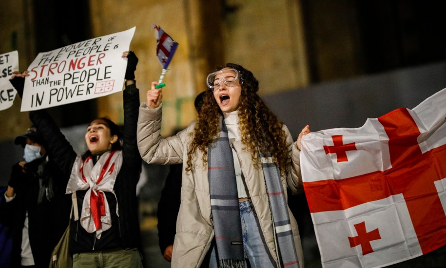 Poniedziałkowa demonstracja młodych ludzi w Tbilisi /David Mdzinarishvili  /PAP/EPA