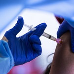 Poniedziałkowa dostawa szczepionek Pfizera do Polski będzie mniejsza o 40 procent 
