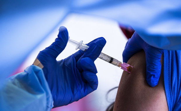 Poniedziałkowa dostawa szczepionek Pfizera do Polski będzie mniejsza o 40 procent 